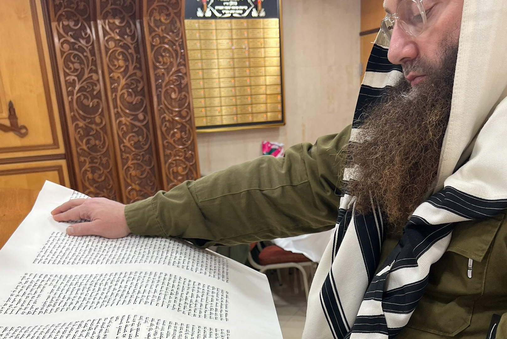 'Rabbi of Saudi Arabia' reads the Hebrew Bible at a medical centre in Be'er Sheva