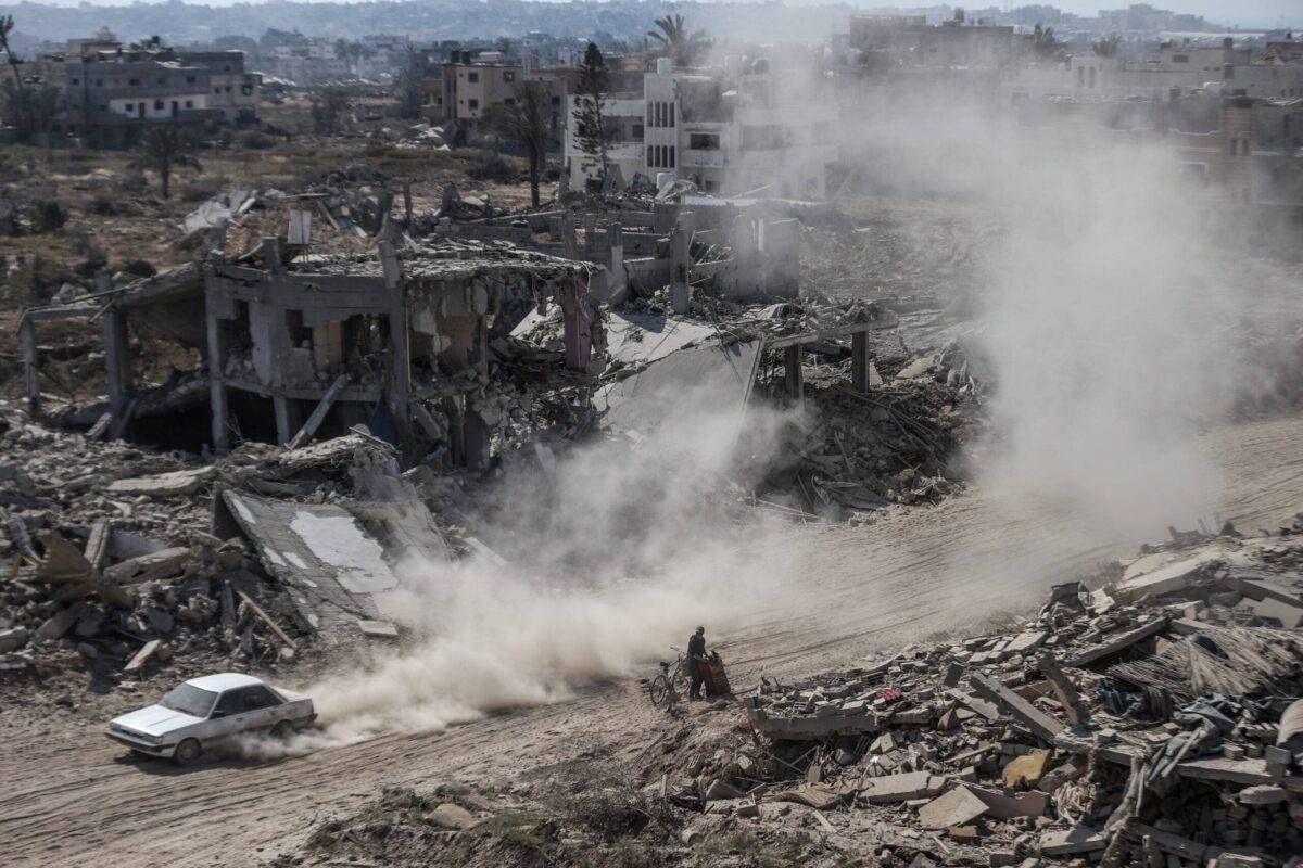 Palestinian families return their homes passing debris of destroyed buildings after Israeli forces' withdrawal from parts of Khan Yunis, Gaza on 07 April, 2024 [Ali Jadallah/Anadolu Agency]