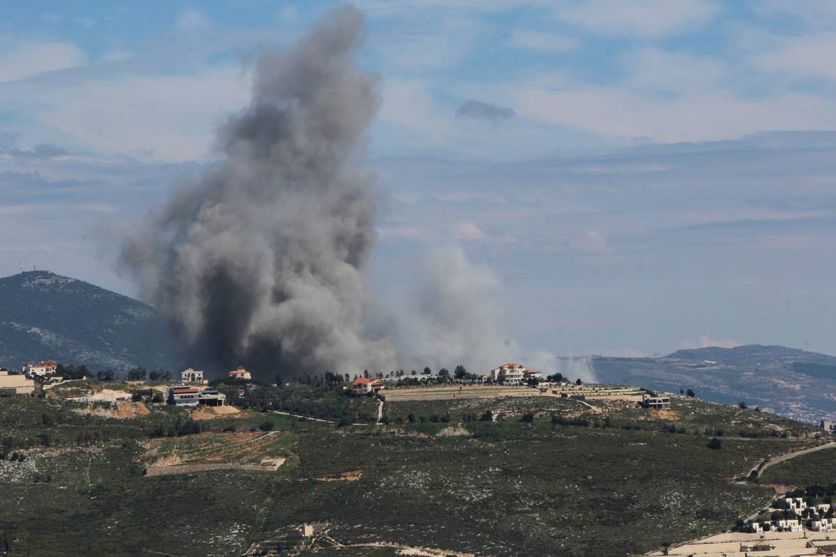 Smoke rises after Israeli airstrikes hit targets in the town of Khiam, southern Lebanon on April 08, 2024. pRamiz Dallah - Anadolu Agency ]