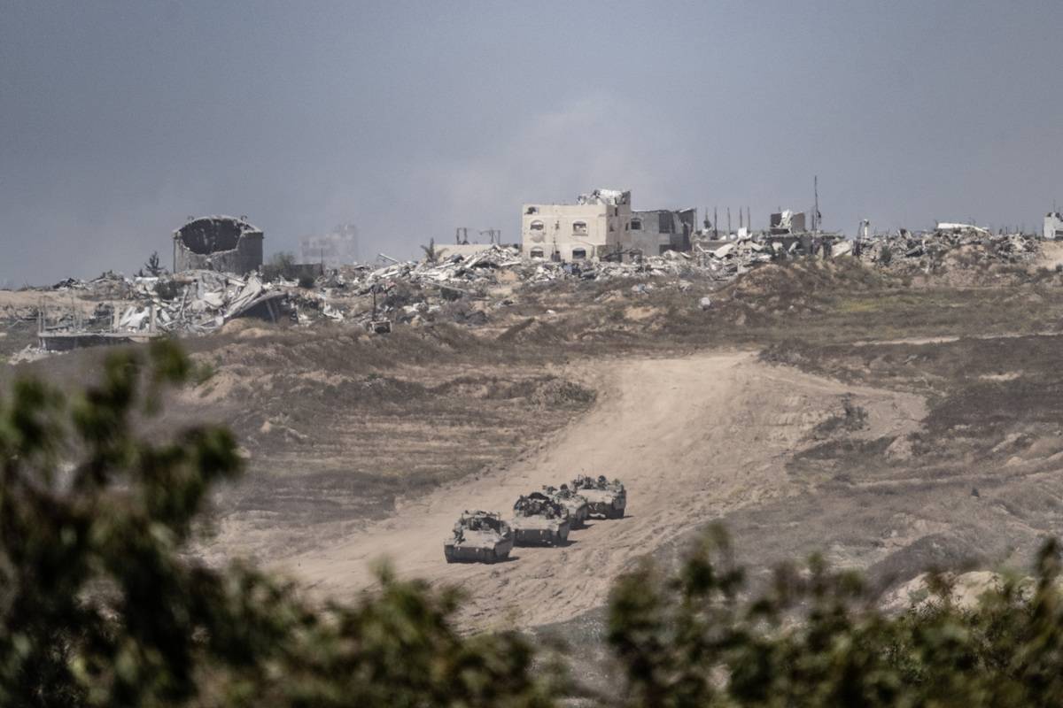 Tanks, armored vehicles and military machinery belonging to the Israeli army withdraw from the central Gaza Strip, seen from Israel on April 17, 2024. [Mostafa Alkharouf - Anadolu Agency]