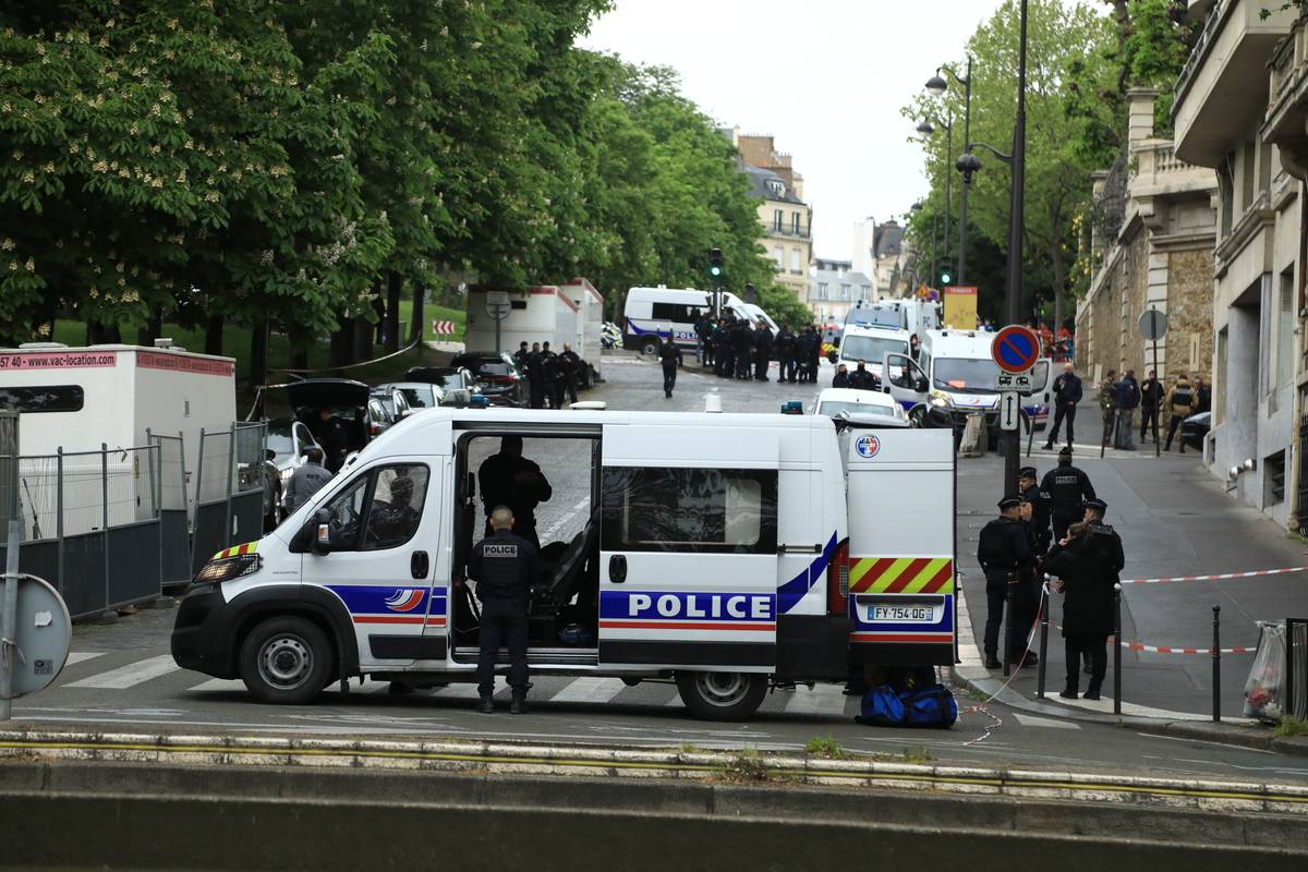Police cordon off the Iranian Consulate since a man, who is wearing an explosive belt, threatened to activate it in a building of the Iranian Consulate as French radio channel Europe 1 reported in Paris, France on April 19, 2024. [Mohamad Salaheldin Abdelg Alsayed - Anadolu Agency]