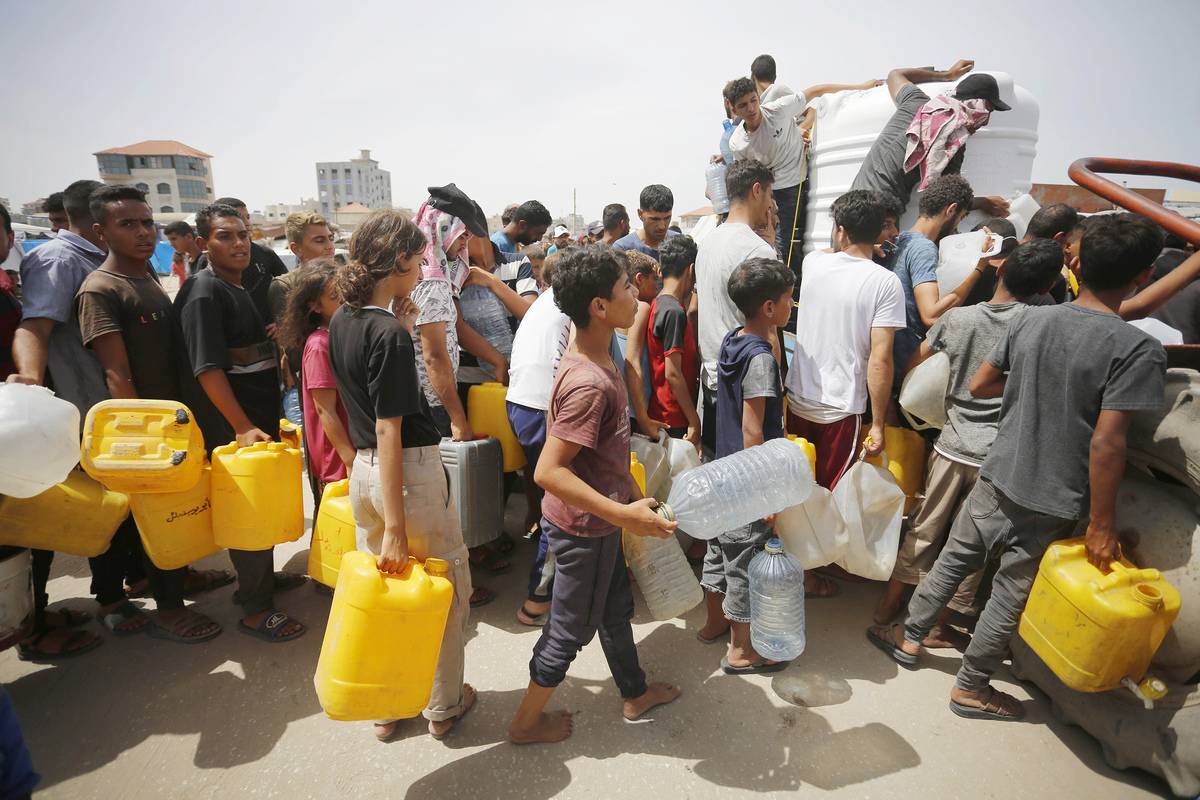 Palestinians line up to get clean water distributed through mobile tanks, in Deir al-Balah, Gaza on April 25, 2024. [Ashraf Amra - Anadolu Agency]