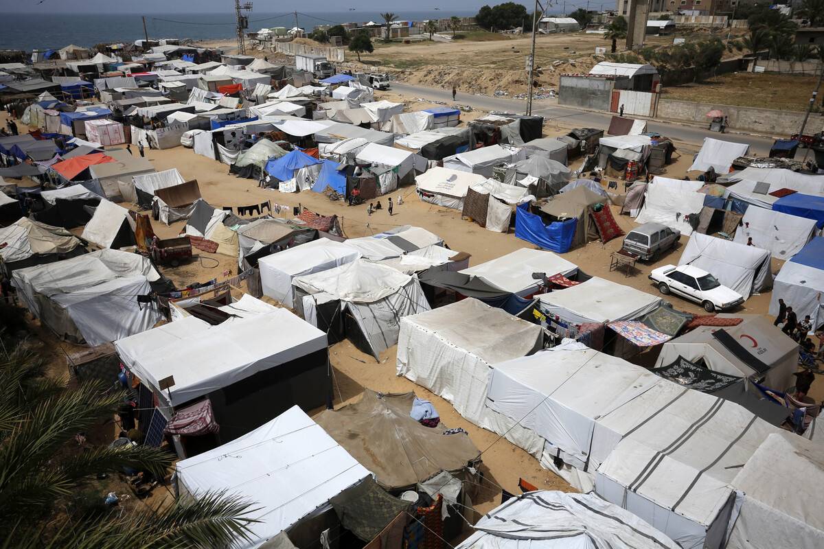 A general view of Palestinians living in makeshift tents as the number of tents in the city has increased significantly in recent days due to Israeli army prepares to launch a ground invasion into Rafah city in Deir al-Balah, Gaza on April 26, 2024. [Ashraf Amra - Anadolu Agency]