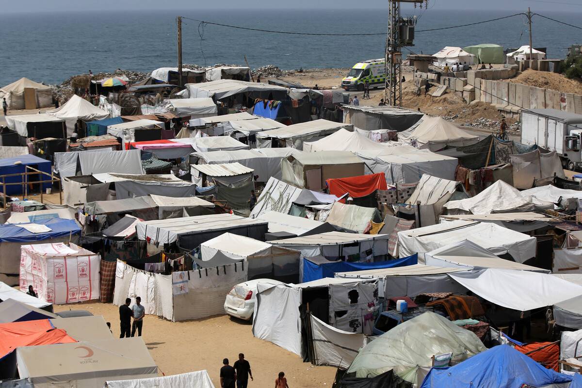 A general view of Palestinians living in makeshift tents as the number of tents in the city has increased significantly in recent days due to Israeli army prepares to launch a ground invasion into Rafah city in Deir al-Balah, Gaza on April 26, 2024. [Ashraf Amra - Anadolu Agency]