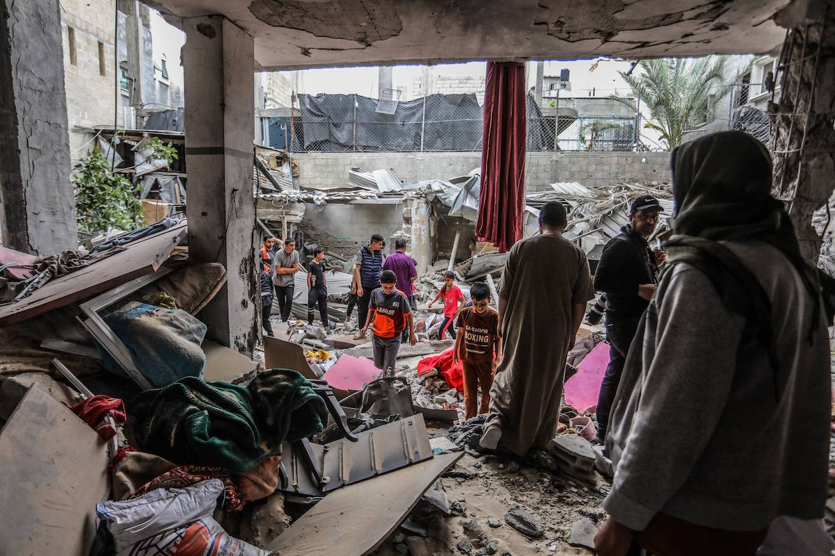 Palestinian residents living in the area including children, inspect the destroyed buildings among the rubbles after an Israeli attack on Barhoum family's house in Rafah, Gaza on April 27, 2024. [Abed Rahim Khatib - Anadolu Agency]