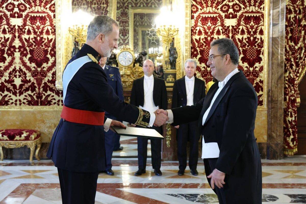 Algerian Ambassador Abdelfettah Daghmoum presents his credentials to King of Spain Felipe VI at the Royal Palace of Madrid on 8 April 2024, in the first such move since Algeria severed ties with Spain in May 2022 [CASA DE S.M. EL REY]