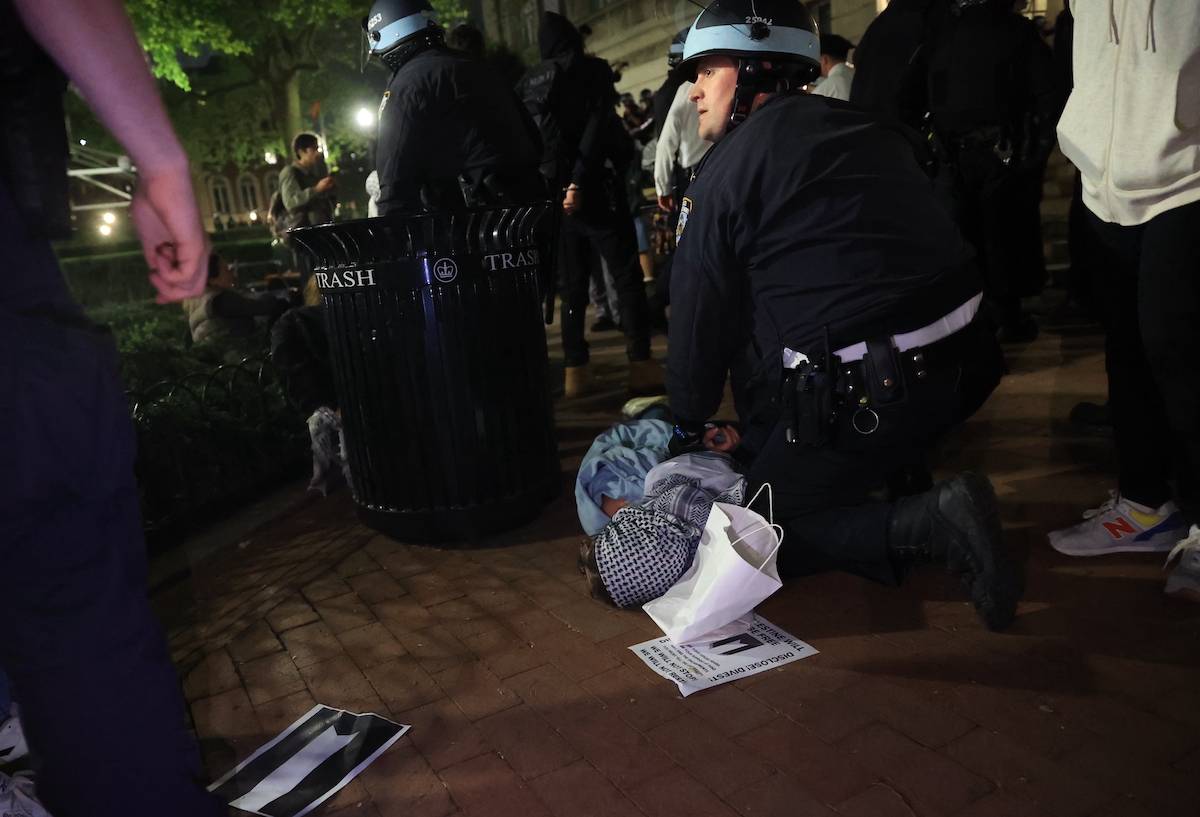 New York Police Department officers enter the Columbia University building and detain pro-Palestinian demonstrators as they had barricaded themselves to iconic Hamilton Hall building in New York, United States on April 30, 2024. [Selçuk Acar - Anadolu Agency]