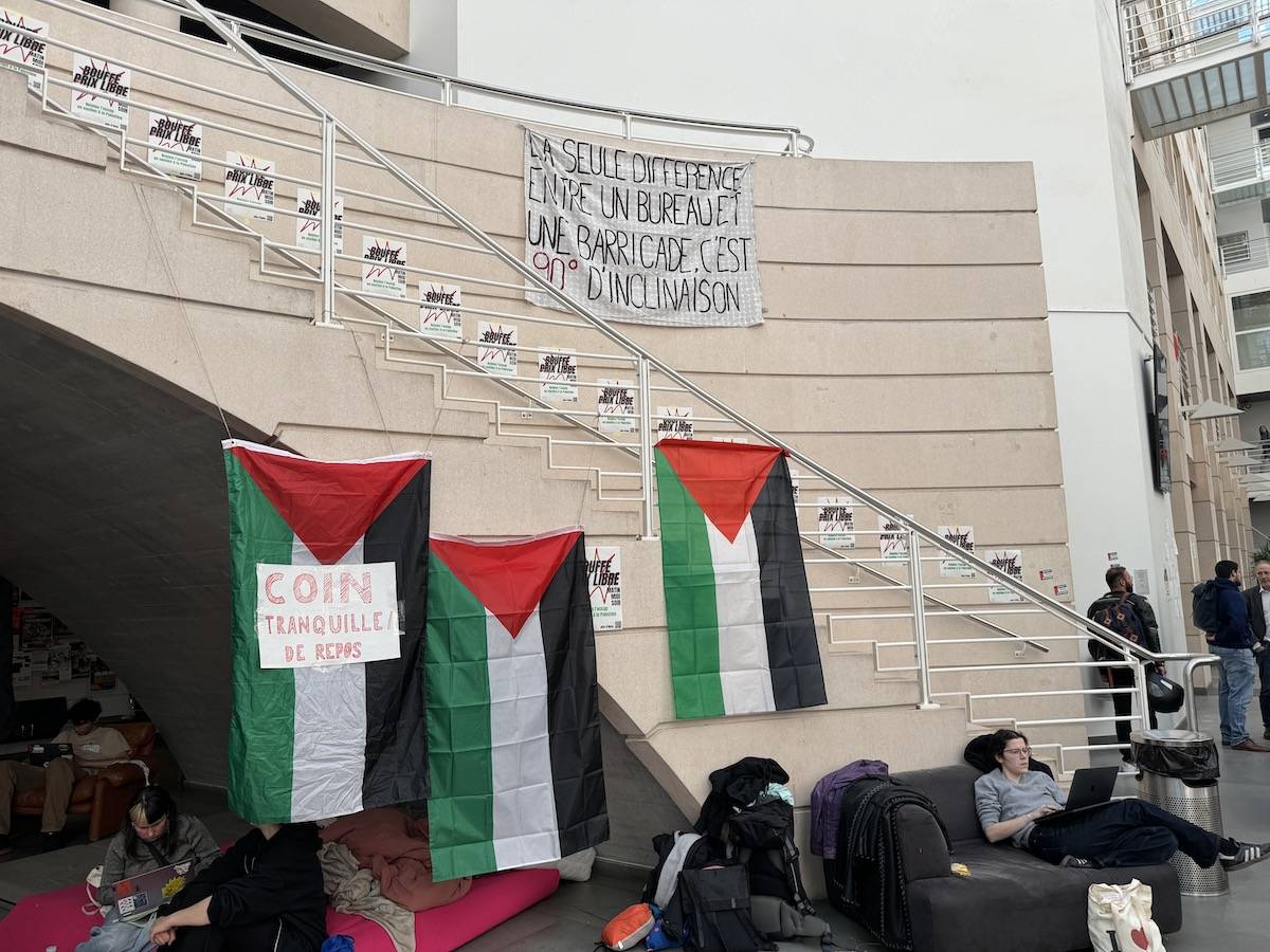 Students gather to stage demonstration to show solidarity with Palestinians and protest against Israeli attacks on Gaza at the universities of Geneva and Lausanne on May 09, 2024 in Geneva, Switzerland. [Muhammet İkbal Arslan - Anadolu Agency]