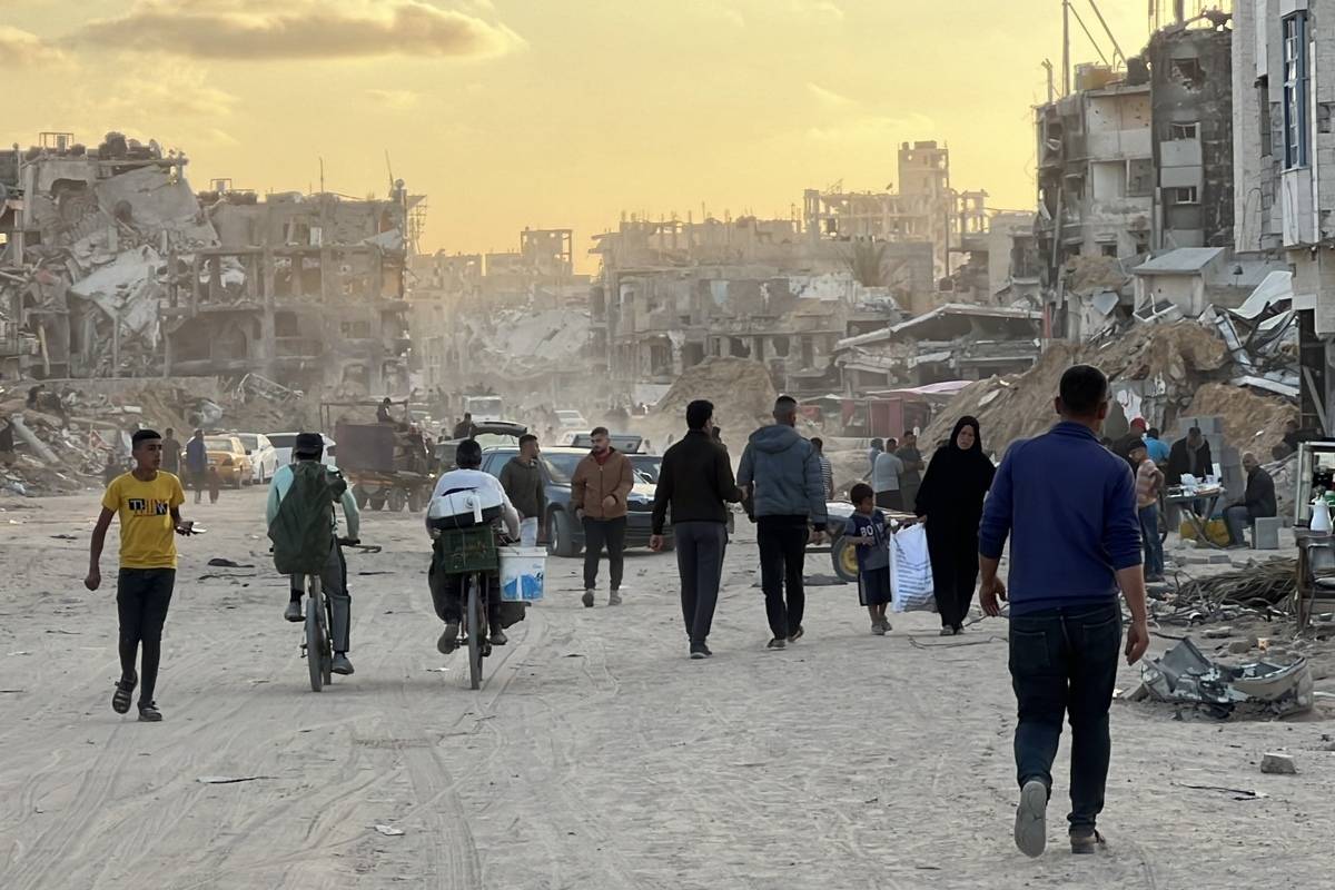 Palestinians returning to Khan Yunis, a city in southern Gaza, which was heavily destroyed in the Israeli attacks and where there are almost no intact buildings left, are viewed on May 15, 2024. [Anas Zeyad Fteha - Anadolu Agency]