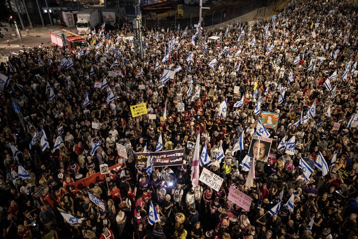 Hundreds of people, holding flags and banners, gather to demand a ceasefire in Gaza and demanding prisoner swap in Jerusalem on July 06, 2024. [Mostafa Alkharouf - Anadolu Agency]