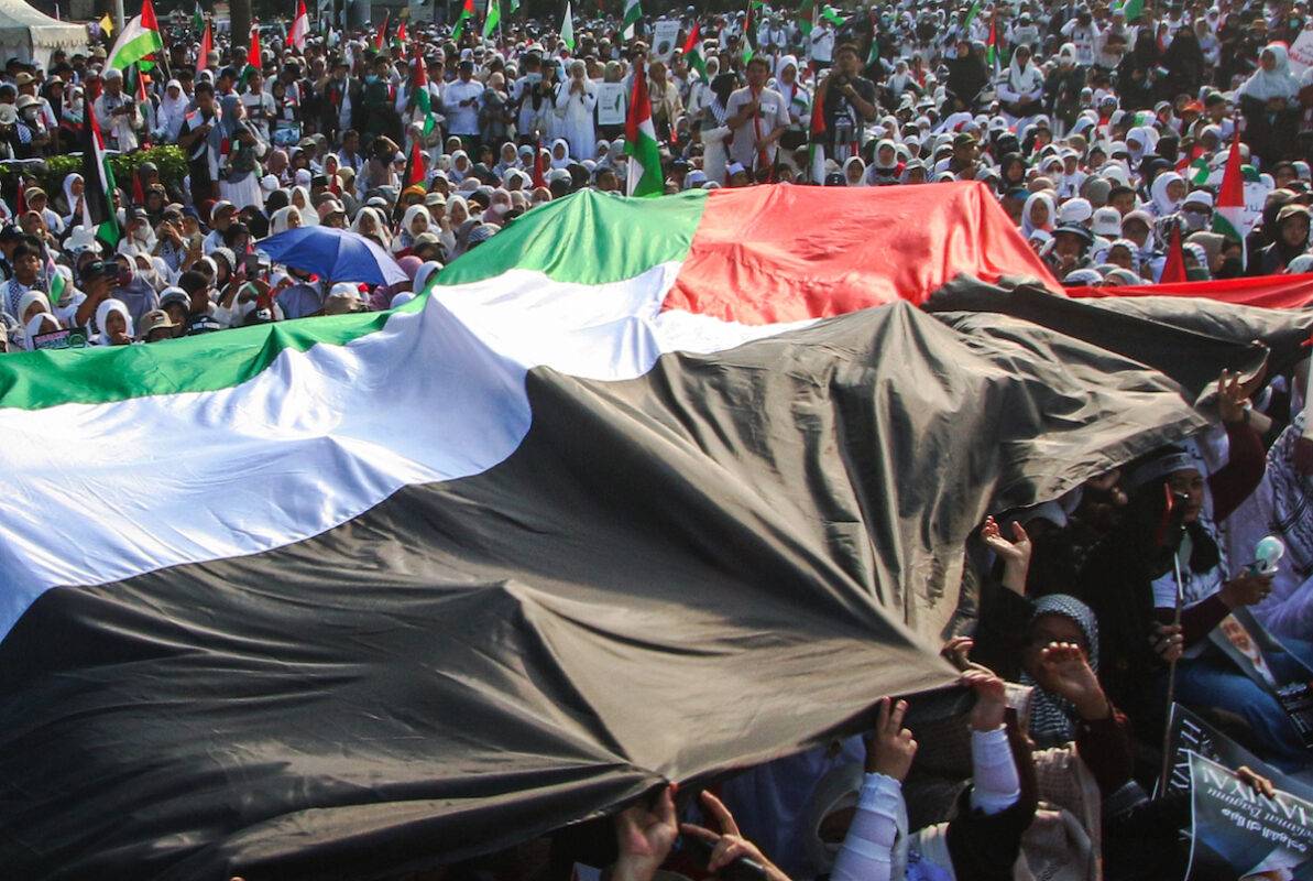 People hold Palestinian flags as they attend a demonstration condemning Israeli attacks on Gaza in front of US Embassy in Jakarta, Indonesia on August 3, 2024. [Eko Siswono Toyudho - Anadolu Agency]