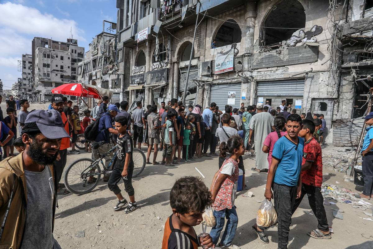 Palestinians line up in front of a bakery in Khan Yunis, Gaza on September 08, 2024 [Abed Rahim Khatib/Anadolu Agency]