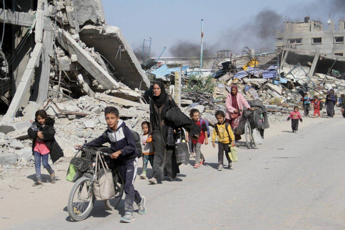 Palestinians carrying essential belongings flee their houses after Israel issued new evacuation orders in the north of the enclave as living and humanitarian conditions deepening due to intense Israeli attacks on Beit Lahia, Gaza Strip on November 05, 2024 [Mahmoud İssa/Anadolu Agency]