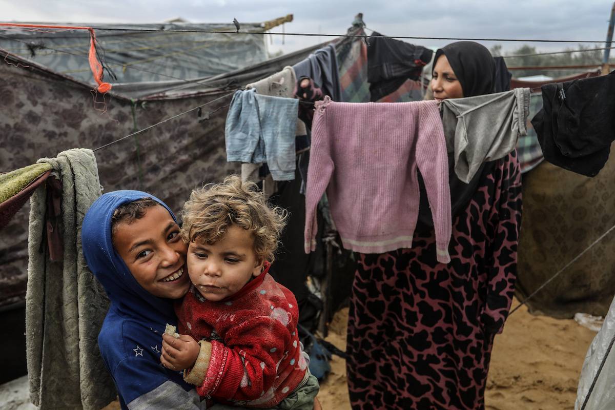 Seawater floods the tents of displaced Palestinians – Middle East Monitor
