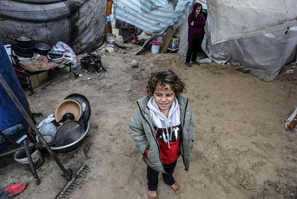 Seawater floods the tents of displaced Palestinians – Middle East Monitor