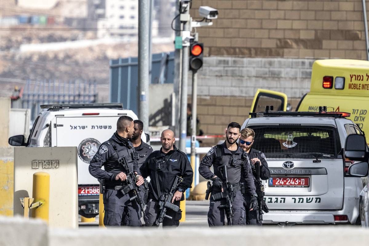 Israeli security forces take security measures in the area as Israeli security forces shot and killed a Palestinian at the Qalandia Israeli military checkpoint separating Ramallah and Jerusalem, in East Jerusalem on December 7, 2024. [Mostafa Alkharouf - Anadolu Agency]