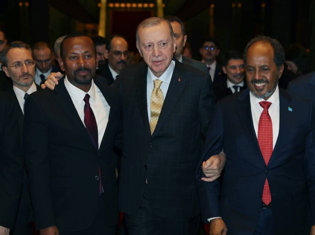 Turkish President Recep Tayyip Erdogan (C) meets with Somali President Hassan Sheikh Mohamud (R) and Ethiopian Prime Minister Abiy Ahmed (L) at the Presidential Complex in Ankara, Turkiye on December 11, 2024. [TUR Presidency/Murat Kula  - Anadolu Agency]