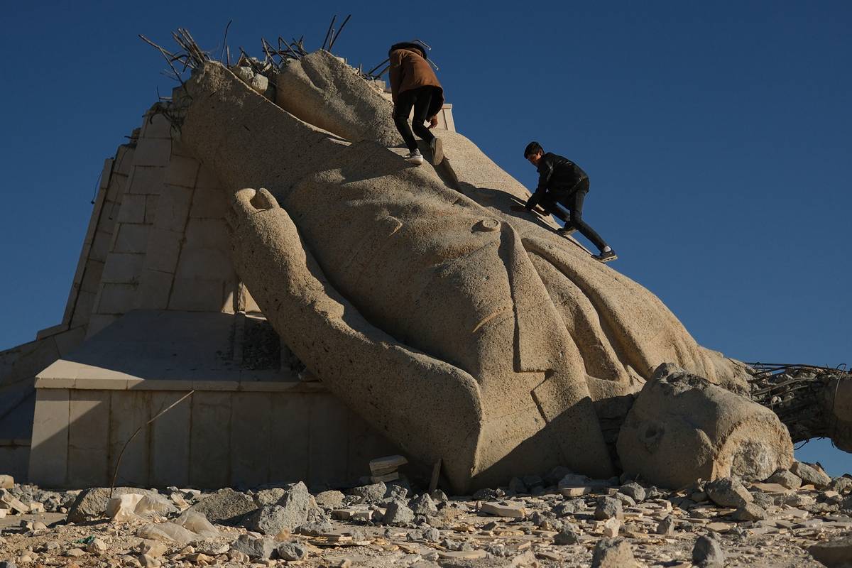 Destroyed statue of Hafez al-Assad in Damascus – Middle East Monitor