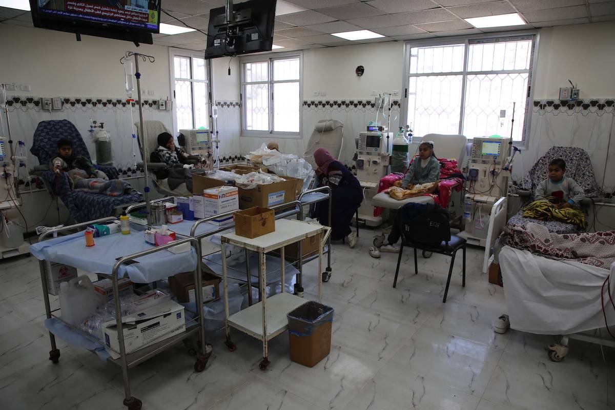 Palestinians children receive medical treatment at the pediatric dialysis department at Abdel Aziz al-Rantisi Children's Hospital in Gaza Strip on March 06, 2025. [Hamza Z. H. Qraiqea - Anadolu Agency]