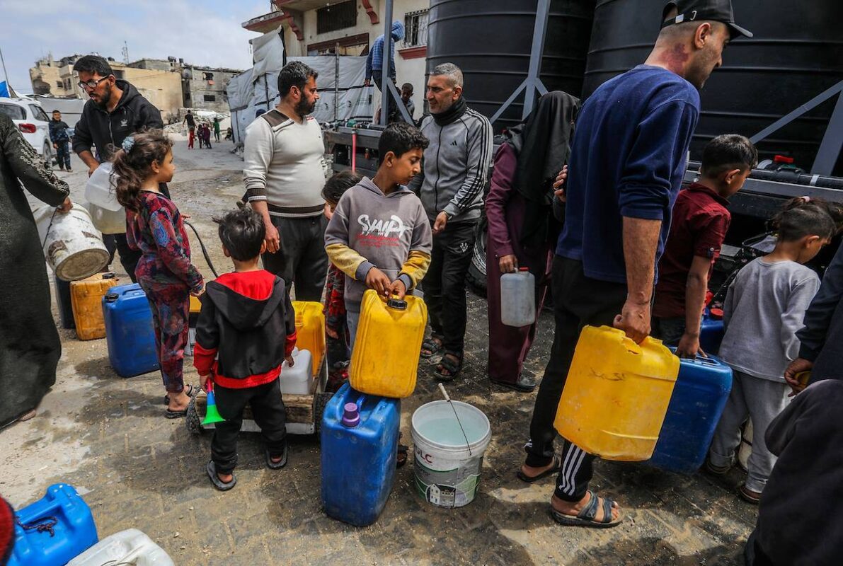 Palestinians, including children gather around a water tanker to collect clean water amid ongoing Israeli attacks on Gaza and the continued closure of border crossings, which have severely limited access to basic necessities in Khan Yunis, Gaza on March 29, 2025 [Abed Rahim Khatib - Anadolu Agency]