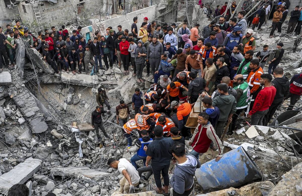 Civil defense teams and residents of the region carry out search and rescue operations in the rubble of the Menon family's apartment building, targeted in an Israeli attack in the Jabalia Refugee Camp in northern Gaza City, Gaza on April 13, 2025. [Mahmoud İssa - Anadolu Agency]