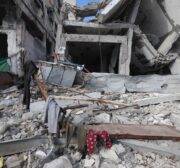 Palestinians use Gaza’s ruins to dry their laundry, on 11 April 2024 [Mohammed Asad/Middle East Monitor]