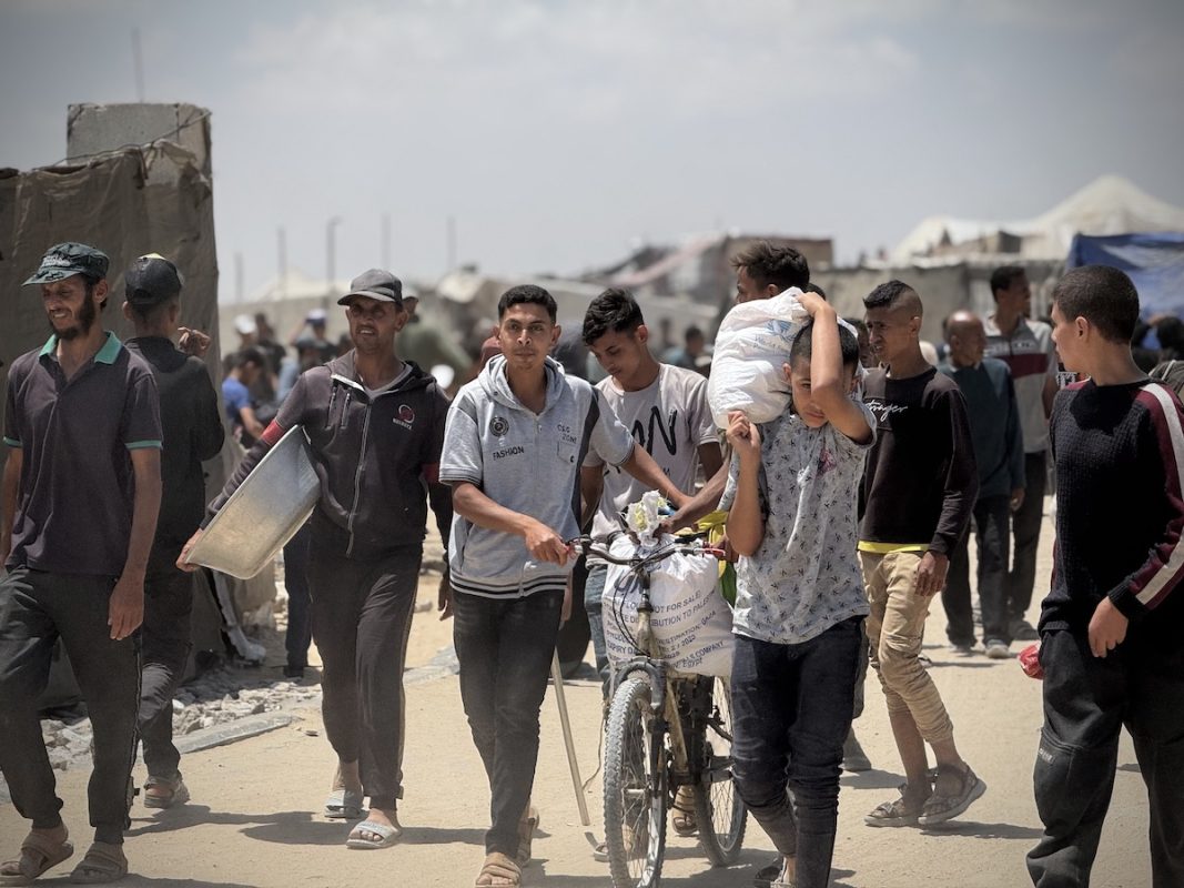 Palestinians flock to the distribution point controlled by the "Gaza Humanitarian Relief Foundation" in the southern Gaza Strip to receive aid on the second day of the aid distribution in Rafah, Gazaa on May 28, 2025. [Abdallah F.s. Alattar - Anadolu Agency]
