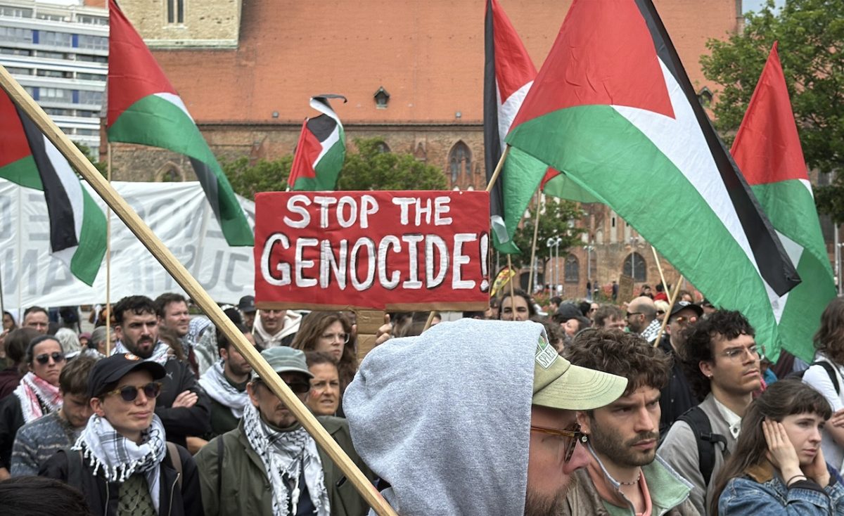 Hundreds gathered in front of Berlin City Hall at Neptunbrunnen Square to protest Israel’s recent attack on the civilian aid ship "Madleen," which was en route to Gaza carrying humanitarian supplies. Protesters demanded the immediate release of 12 activists who were detained aboard the vessel. [Erbil Başay - Anadolu Agency]