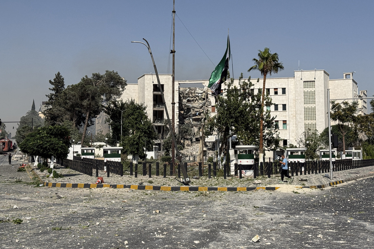 Israel kills 6 Syrian soldiers in airstrike near Damascus