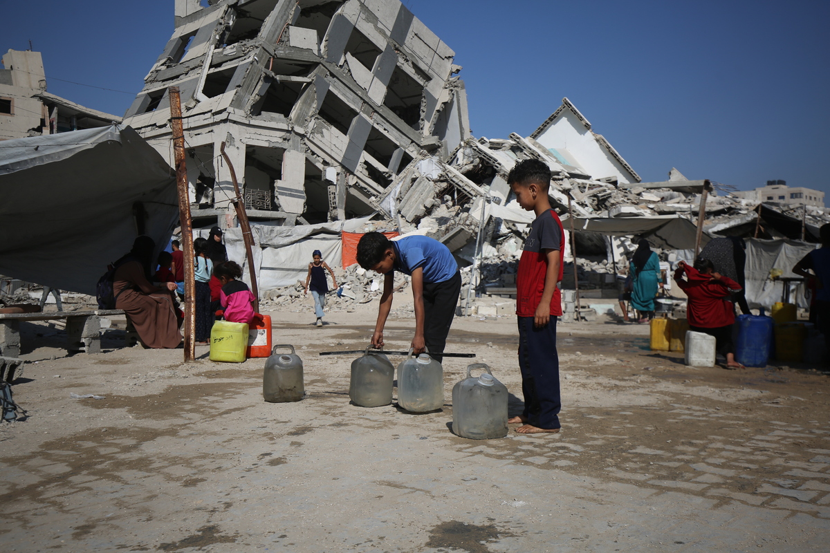 Gaza Clean Displaced Palestinians in Gaza struggle to access clean water – Middle ...