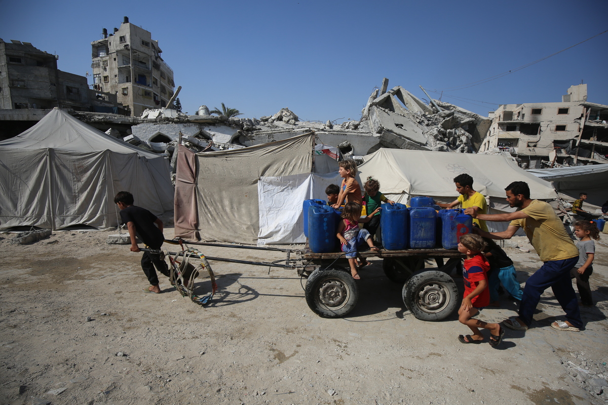 Gaza Clean Displaced Palestinians in Gaza struggle to access clean water – Middle ...