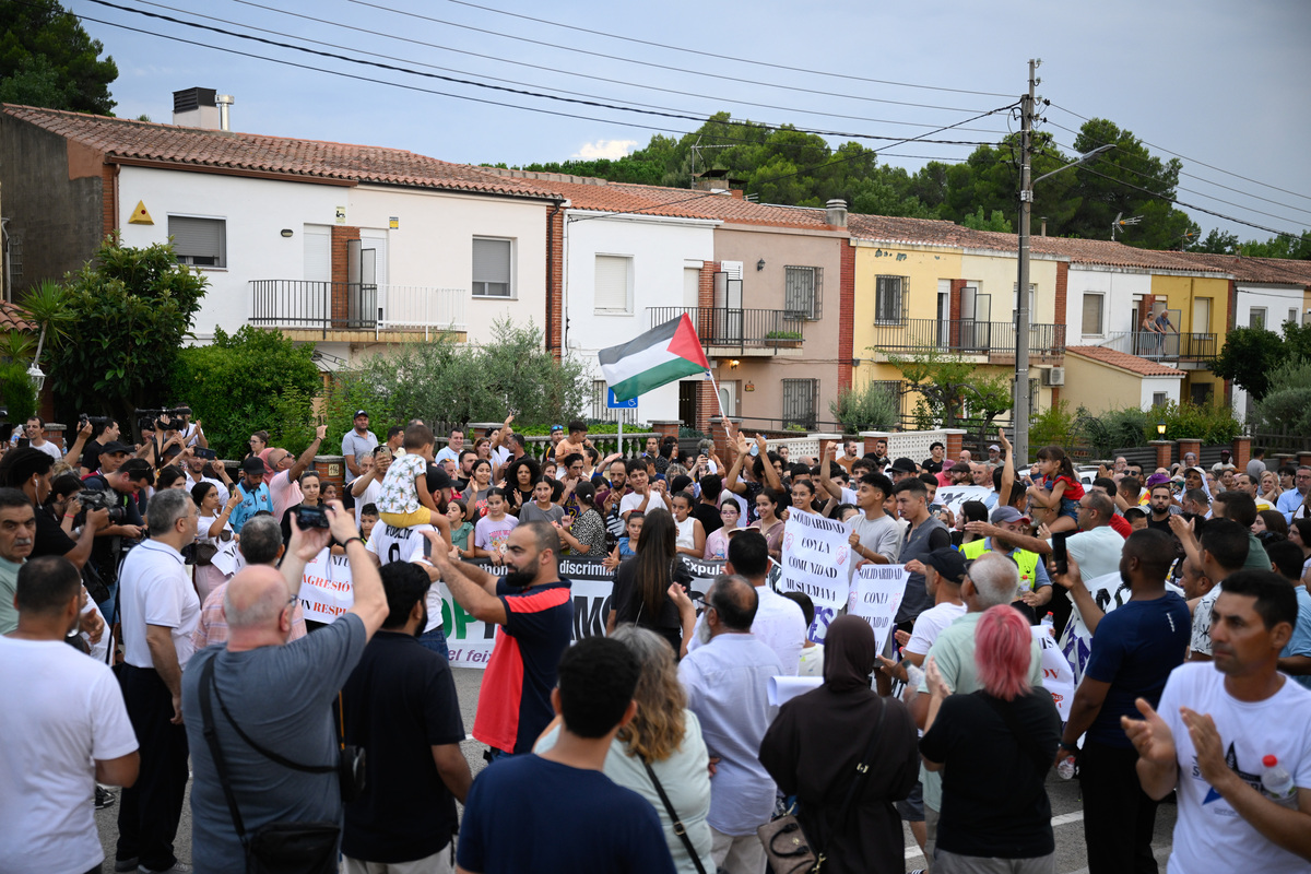 People, holding banners, take part in a demonstration called by Piera's Islamic community to condemn the arson attack that damaged the town's mosque on July 12, in Piera, near Barcelona, Spain on July 18, 2025. [Adria Puig - Anadolu Agency]