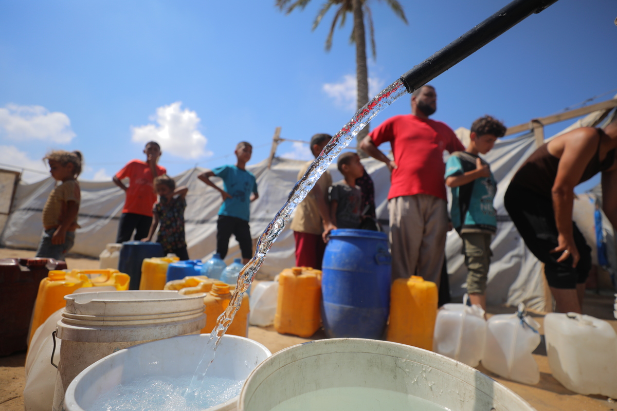 Gaza Clean Displaced Palestinians in Gaza struggle to access clean water – Middle ...