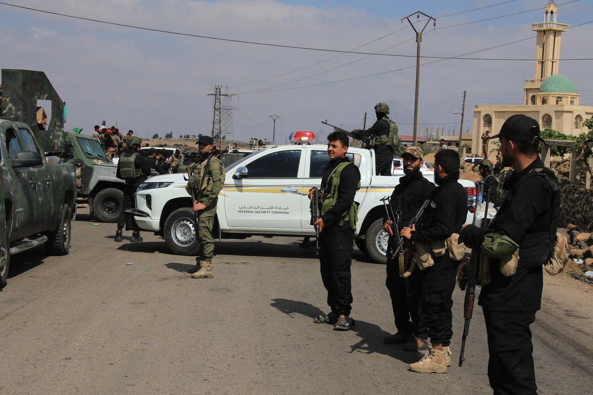 Police forces are deployed on the outskirts of Suwayda to controls the roads in Syria on July 20, 2025. [Hişam Hac Ömer - Anadolu Agency]
