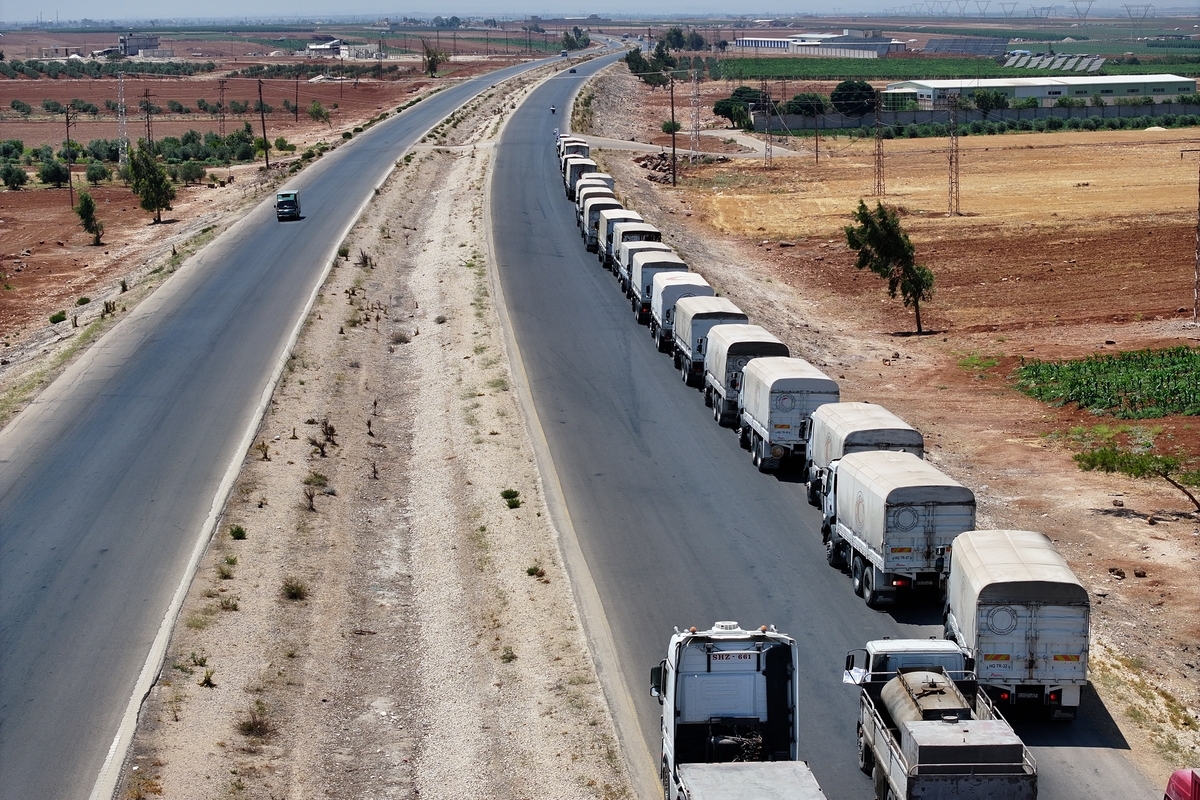 A general view of the second aid convoy sent by the Syrian Red Crescent to the southern province of Suwayda to meet humanitarian needs on the provincial border of Suwayda, Syria on July 23, 2025. [Stringer - Anadolu Agency]