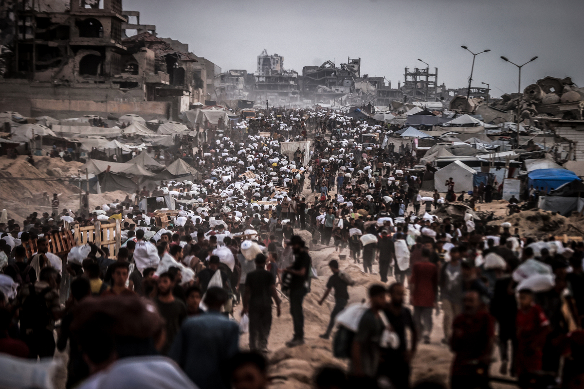 Palestinians gather at an aid distribution point near the Zikim border crossing in a desperate attempt to receive limited flour supplies in Gaza City, Gaza, on July 29, 2025. [Ali Jadallah - Anadolu Agency]