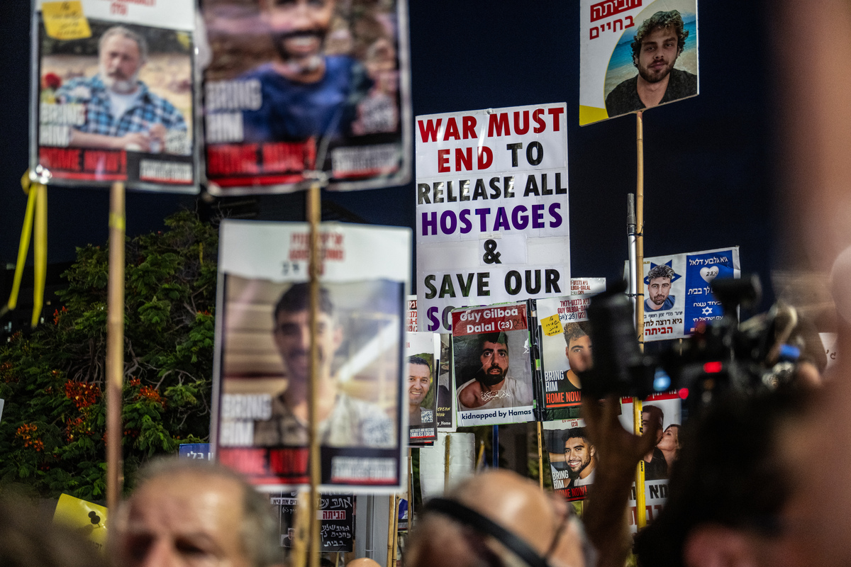 Families of Israeli captives block major highway in Tel Aviv to demand deal with Palestinians