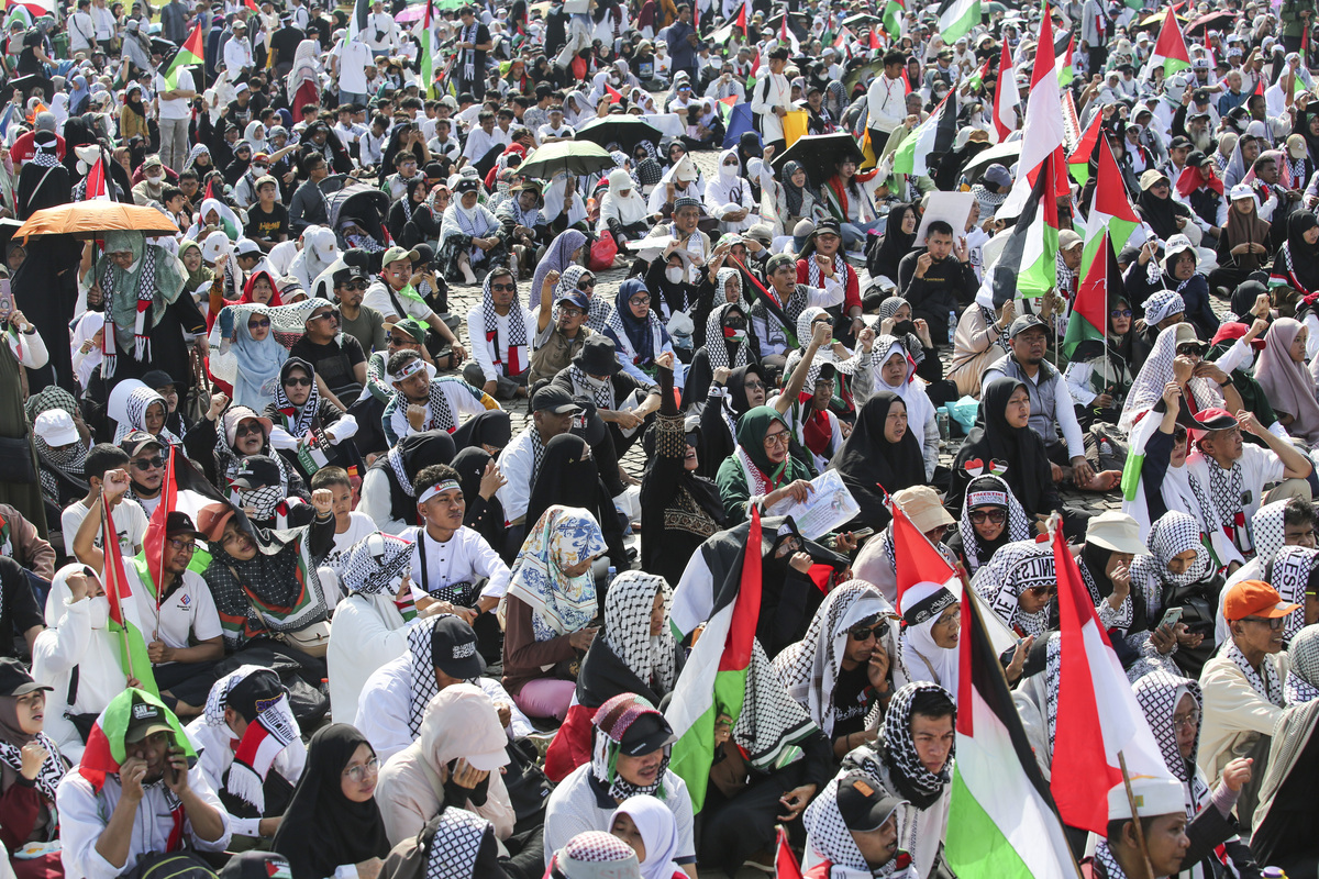 Hundreds of people gathered at National Monument in Jakarta on Sunday, August 03, 2025 for a Pro-Palestinians demonstration, calling on Egypt to open the Rafah Border Crossing to allow humanitarian aid into Gaza, where civilians face critical shortages due to an ongoing blockade. [Agoes Rudianto - Anadolu Agency]