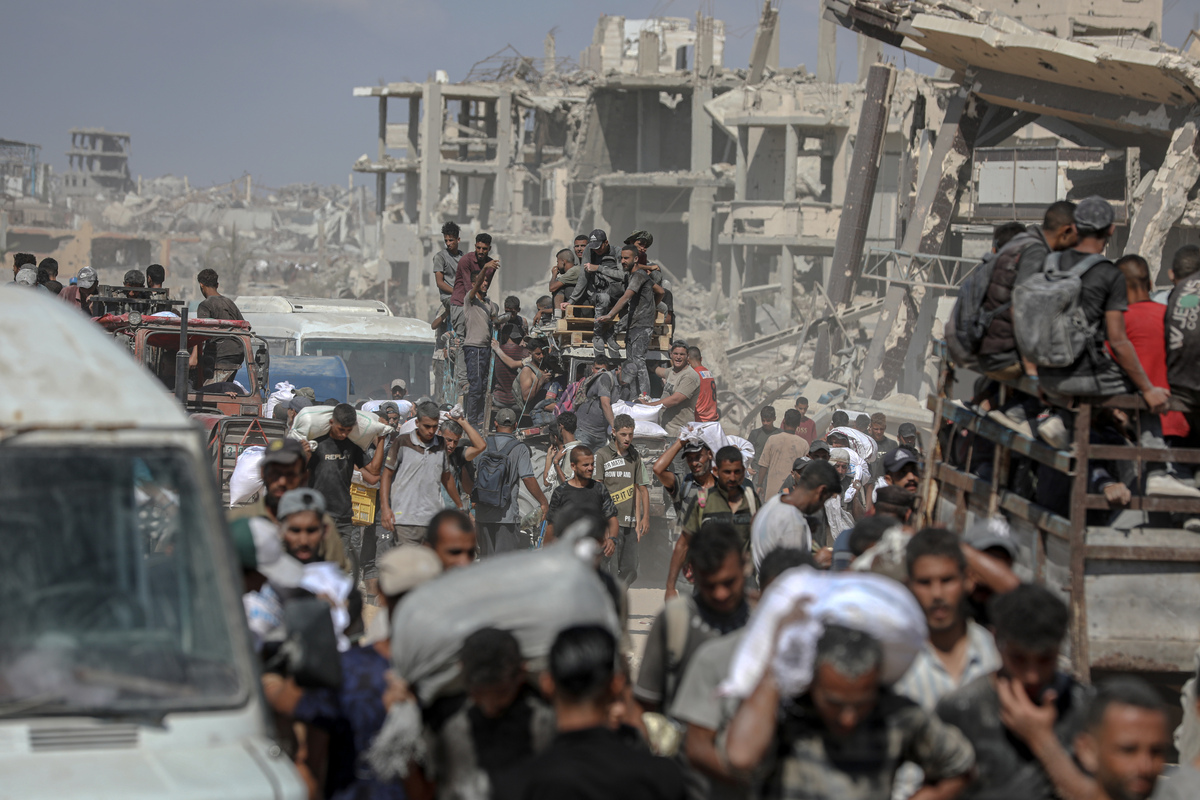 Palestinians struggle with hunger amid Israeli attacks as the people rush to an aid distribution point near the Zikim Crossing in northwestern Gaza Strip on August 5, 2025. [Mahmoud İssa - Anadolu Agency]