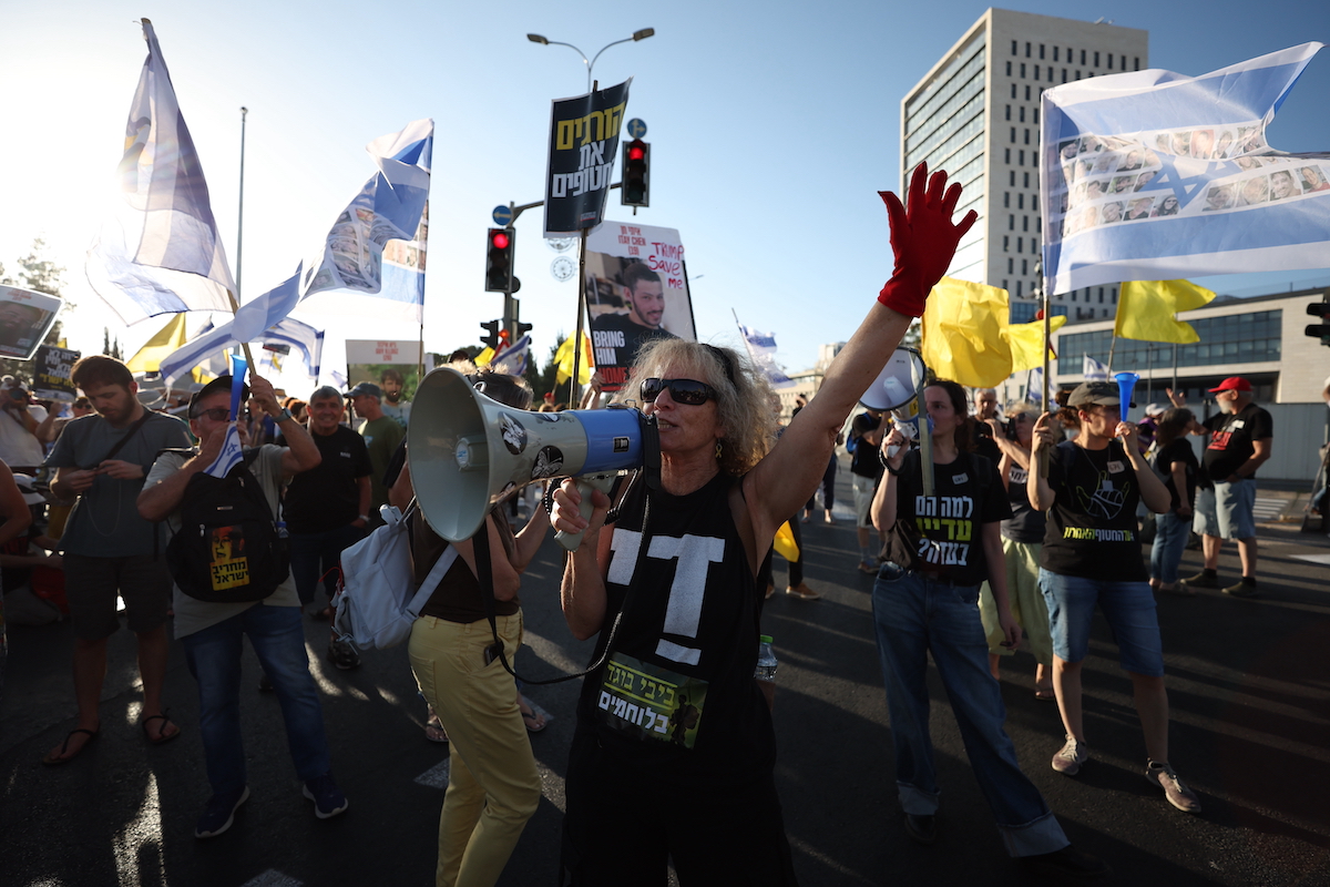 People, holding banners, stage a protest to demand Israeli hostage to be release as Israeli government has gathered to discuss a possible ground operation in Gaza at Prime Minister's Office in Jerusalem on August 7, 2025. [Saeed Qaq - Anadolu Agency]