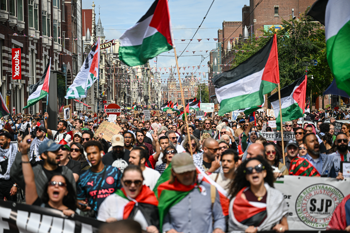 Hundreds of pro-Palestine supporters gather at Beursplein to protest Israel’s attacks on Gaza and its plans to expand the attacks, on August 9, 2025, in Amsterdam, Netherlands. [Mouneb Taim - Anadolu Agency]