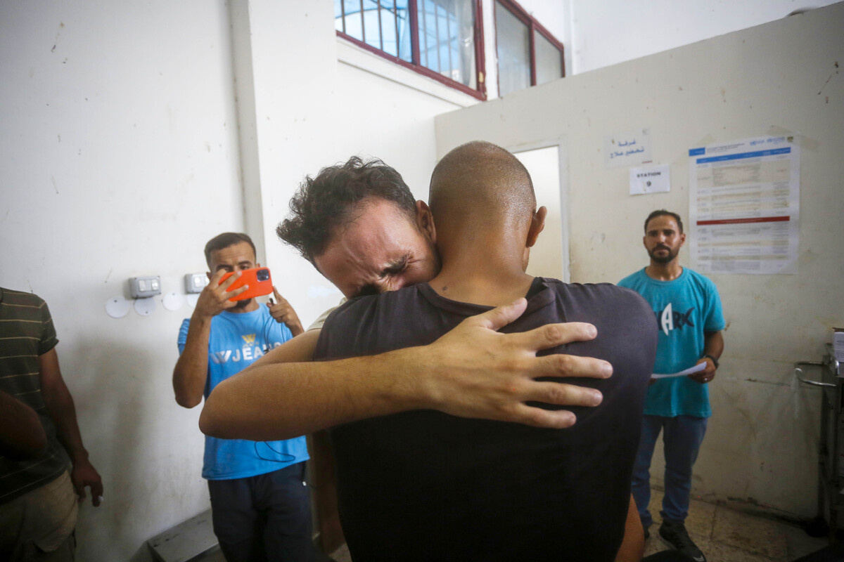 10 Palestinian prisoners are transported by the International Committee of the Red Cross (ICRC) to al-Aqsa Martyrs Hospital for medical examinations, in Deir al-Balah, Gaza on August 12, 2025. [Mohammed Nassar - Anadolu Agency]