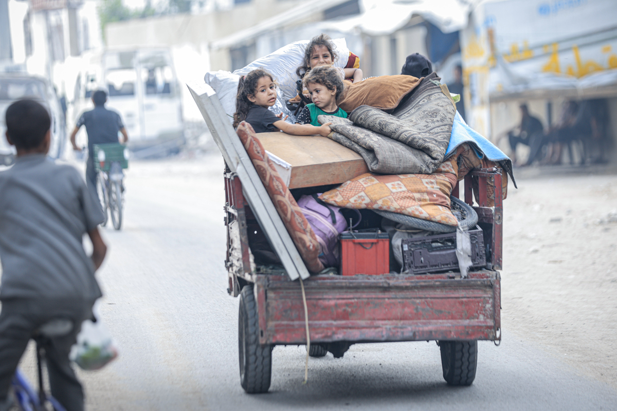 Palestinian residents set off for safe areas with their belongings they could carry following attacks by the Israeli army on the Zeitoun neighborhood in Gaza City, Gaza on August 12, 2025. ]Ahmed Jihad Ibrahim Al-arini - Anadolu Agency]