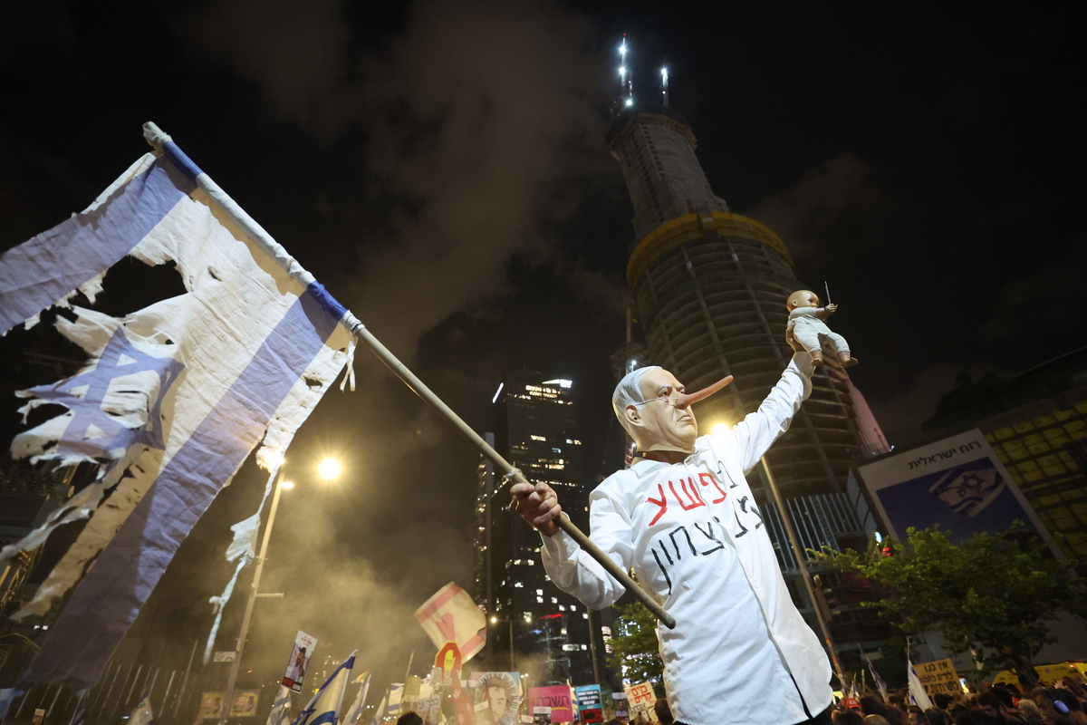 People stage a protest to demand an end to the war in Gaza and the release of Israeli hostages as they gather in front of the Ministry of Defense in Tel Aviv, Israel on August 16, 2025. [Saeed Qaq - Anadolu Agency]