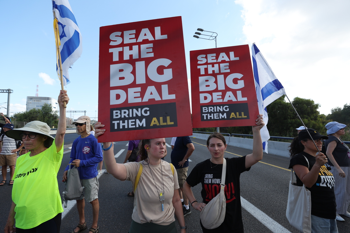 Thousands of Israelis demonstrate nationwide to demand prisoner swap deal