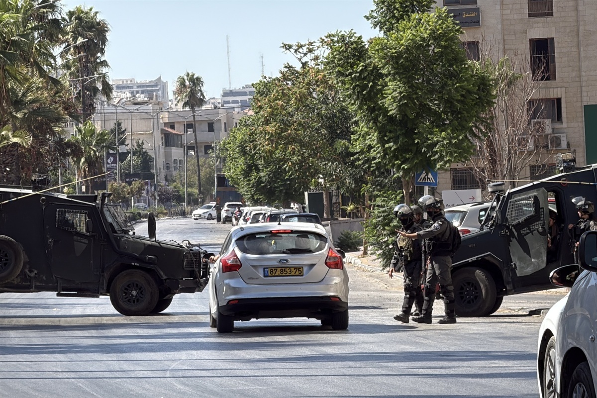 Israeli soldiers check a car belonging to a Palestinian at a checkpoint during the raid al-Am'ari Refugee Camp in Ramallah, West Bank on August 18, 2025.[İssam Rimawi - Anadolu Agency]