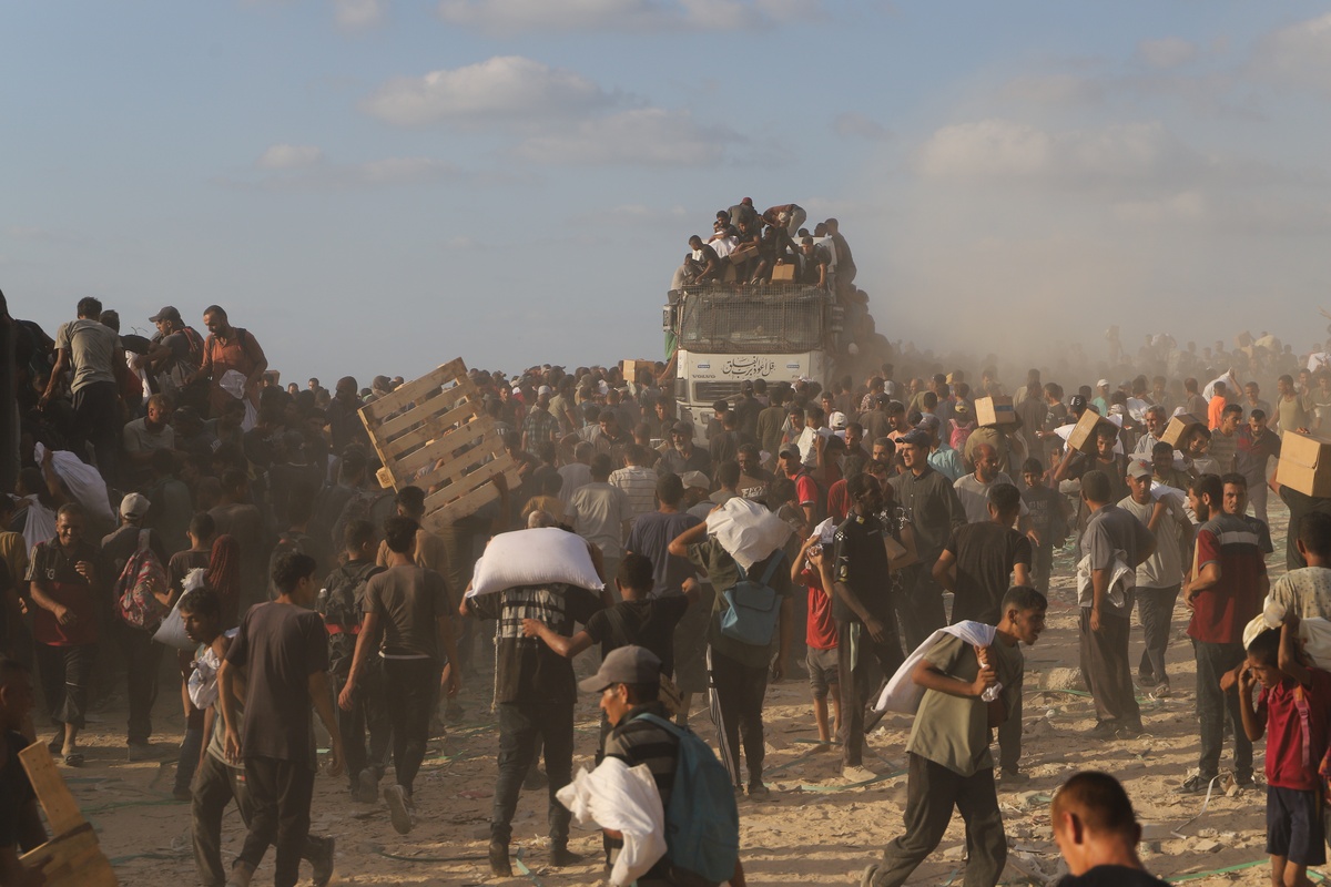 Palestinians flock to the Zikim crossing to acquire limited food aid as hunger crisis worsens with the ongoing Israeli blockade in North Gaza, Gaza on August 18, 2025. [Khalil Ramzi Alkahlut - Anadolu Agency]