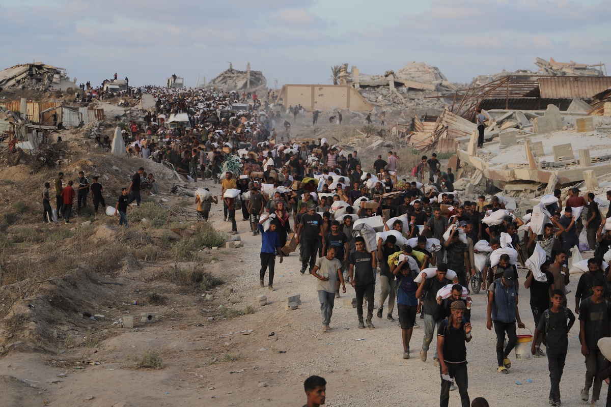 Palestinians flock to the Zikim crossing to acquire limited food aid as hunger crisis worsens with the ongoing Israeli blockade in North Gaza, Gaza on August 18, 2025. [Khalil Ramzi Alkahlut - Anadolu Agency]
