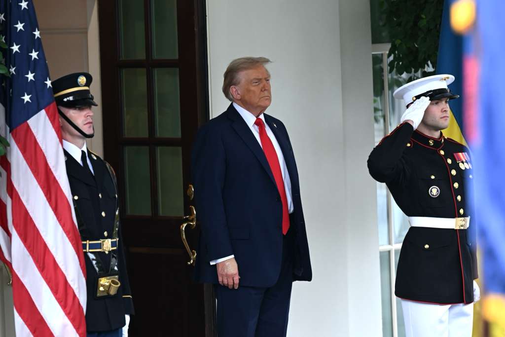 Ukrainian President Volodymyr Zelenskyy is welcomed by US President Donald Trump in Washington D.C., United States on August 18, 2025. [Fatih Aktaş - Anadolu Agency]