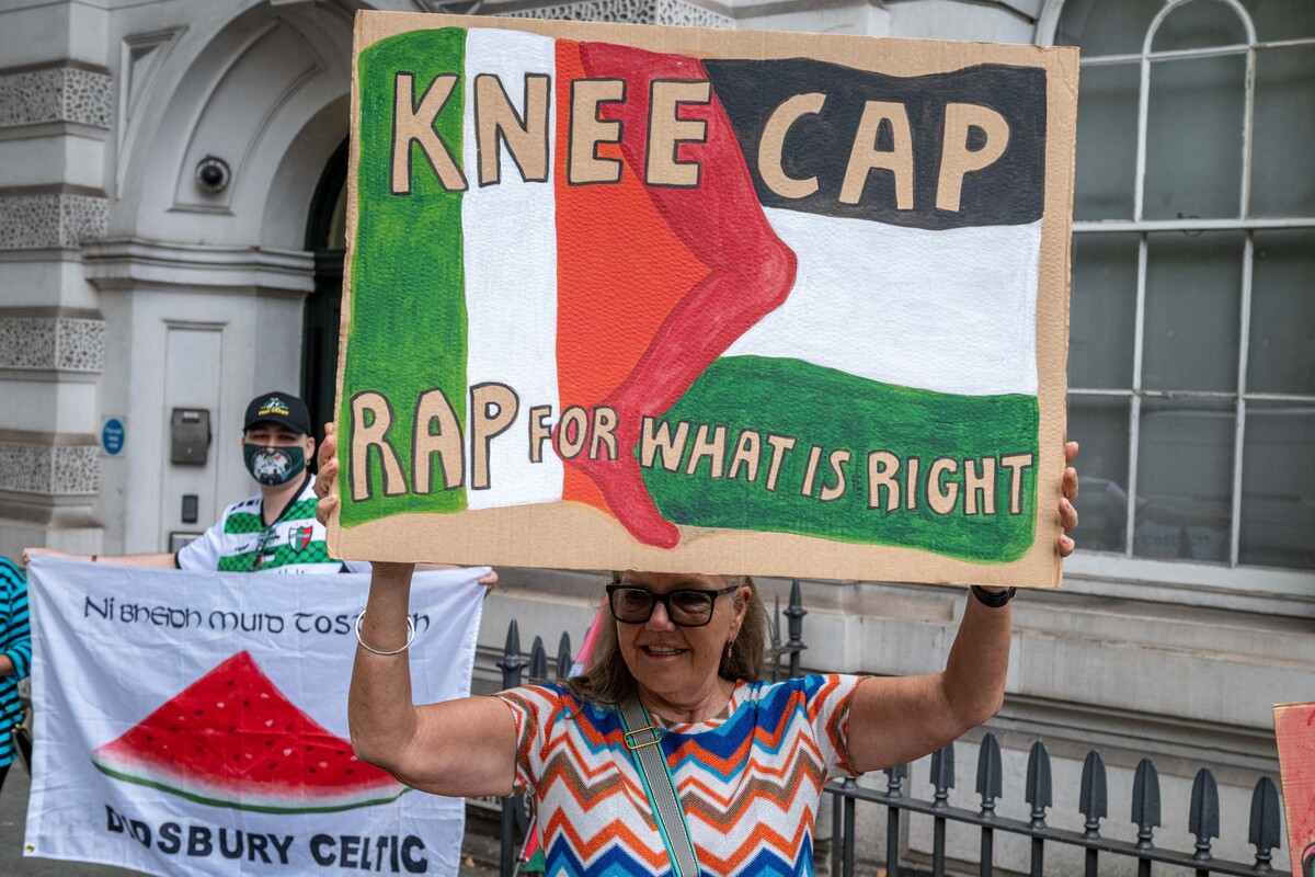 Crowds gather outside Westminster Magistrates’ Court, during the court appearance of Liam Og O hAnnaidh, known as Mo Chara of the Belfast rap group Kneecap, in London, United Kingdom on August 20, 2025. [Thomas Krych - Anadolu Agency]
